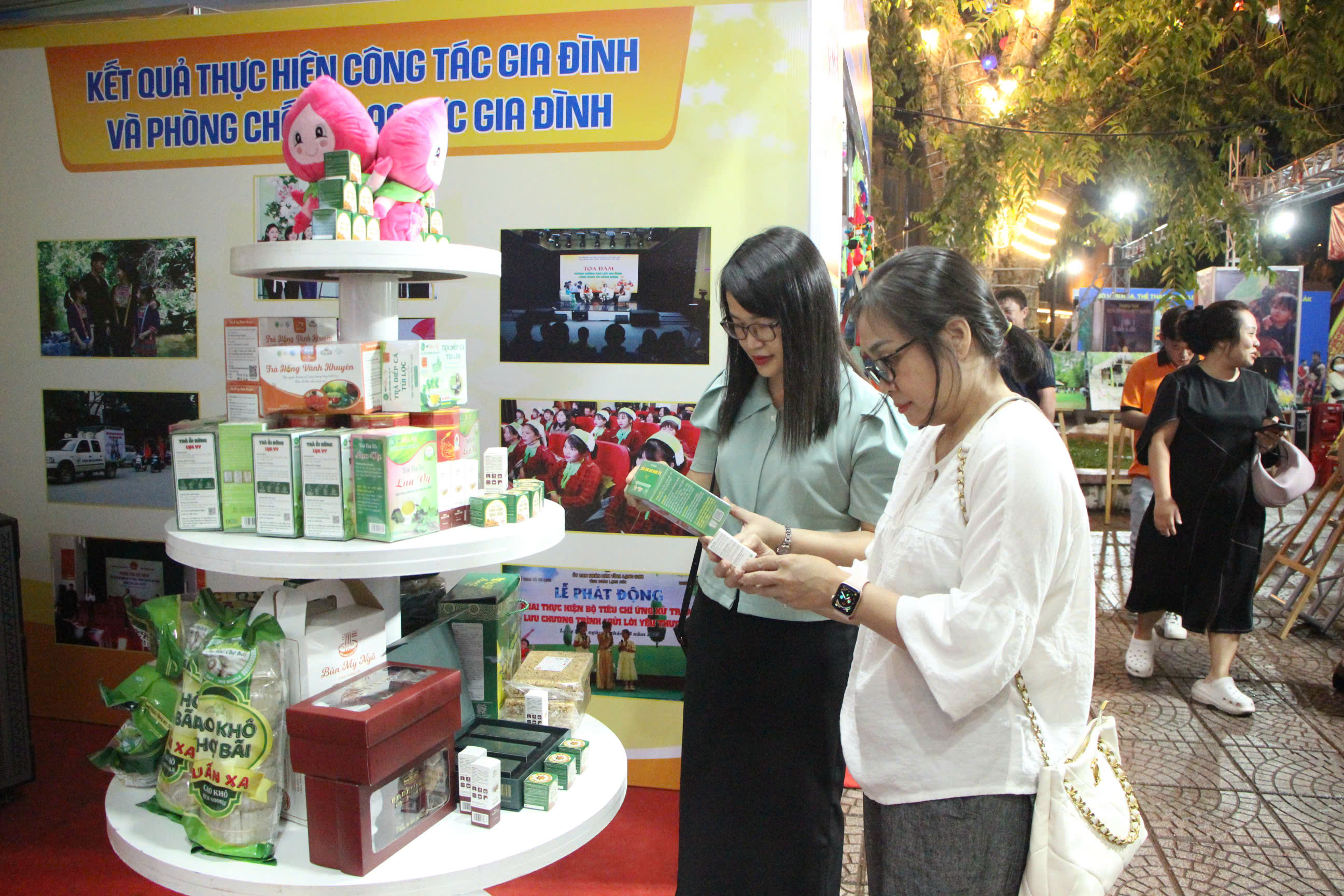 Đại biểu tham quan gian hàng trưng bày tại Ngày hội